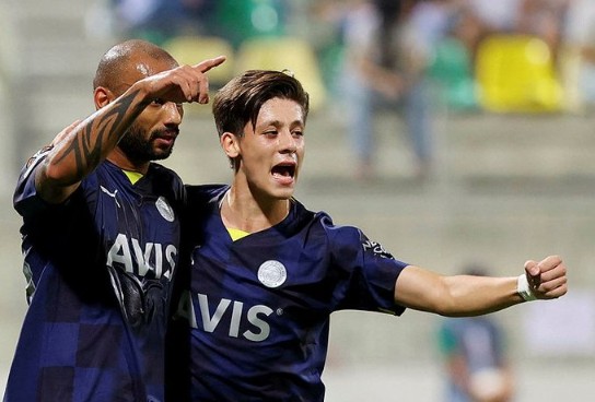 Fenerbahçe 3 puanı 2 golle aldı! Kanarya gruptan çıkmayı garantiledi...